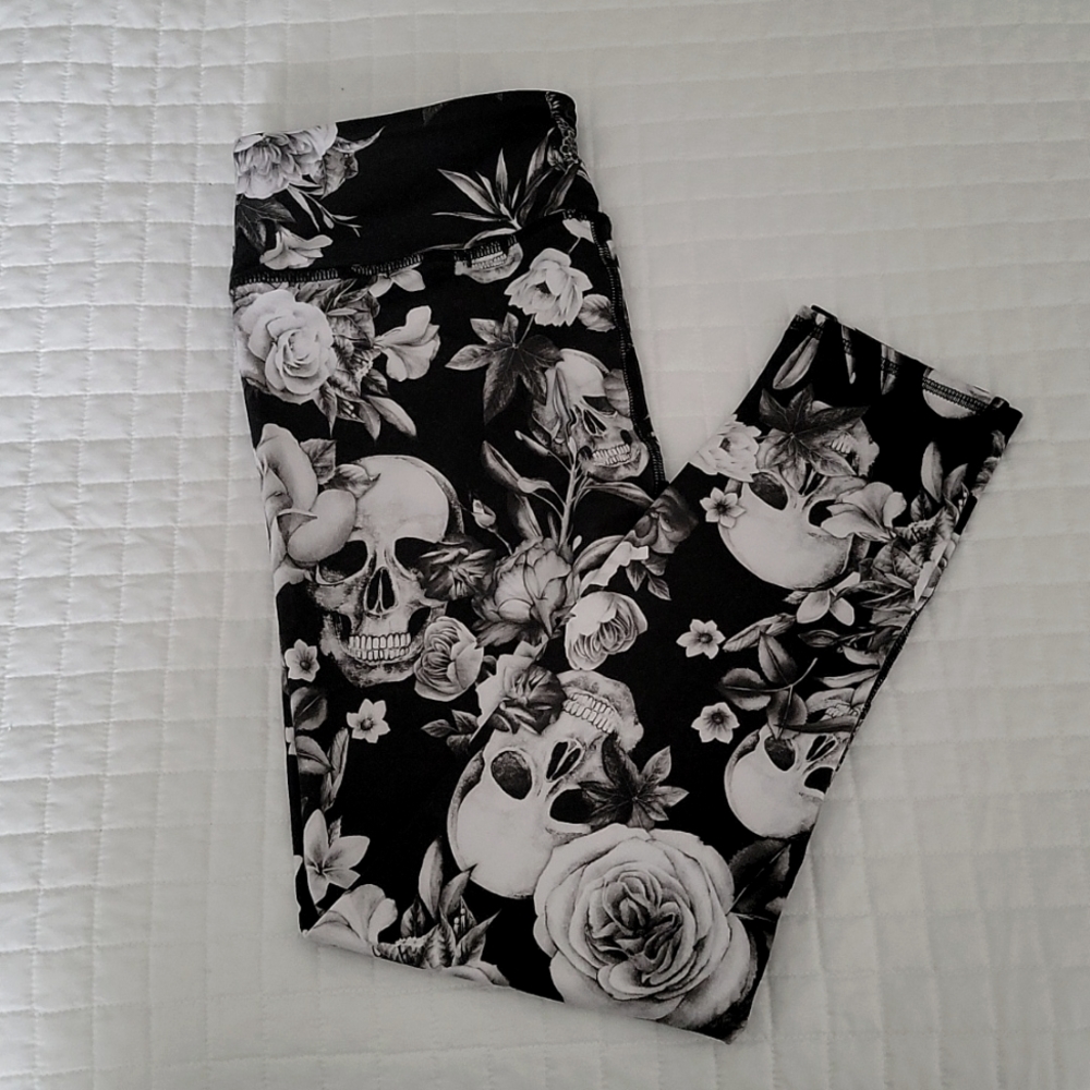 Capri leggings, black & white, skulls, flowers, size Large